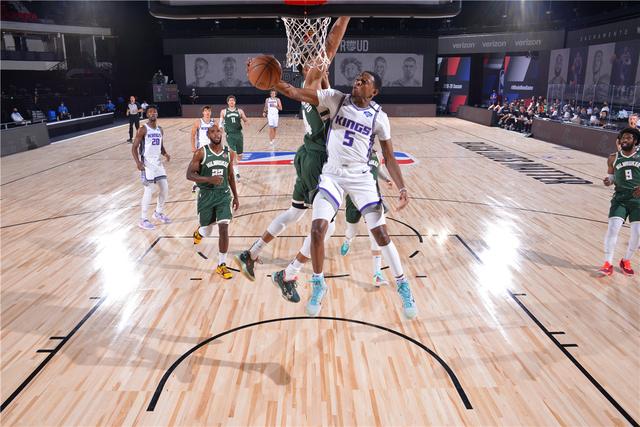 通过与当地 通过与当地