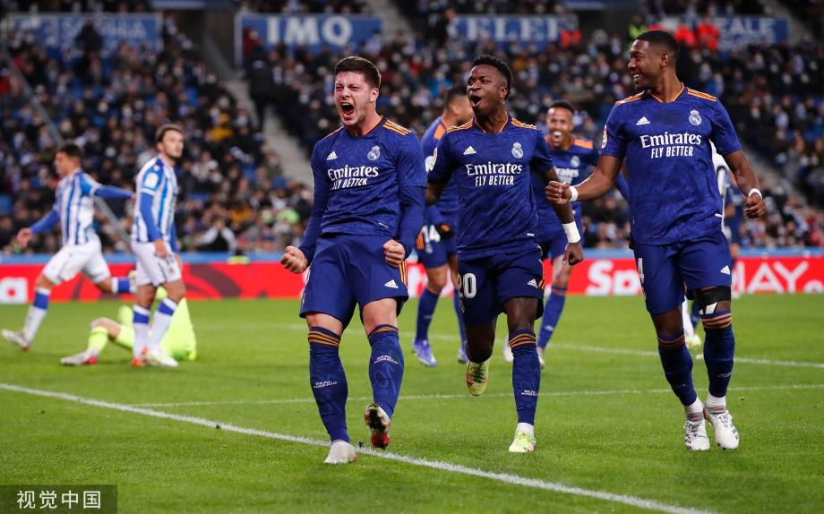 观众们通过 观众们通过